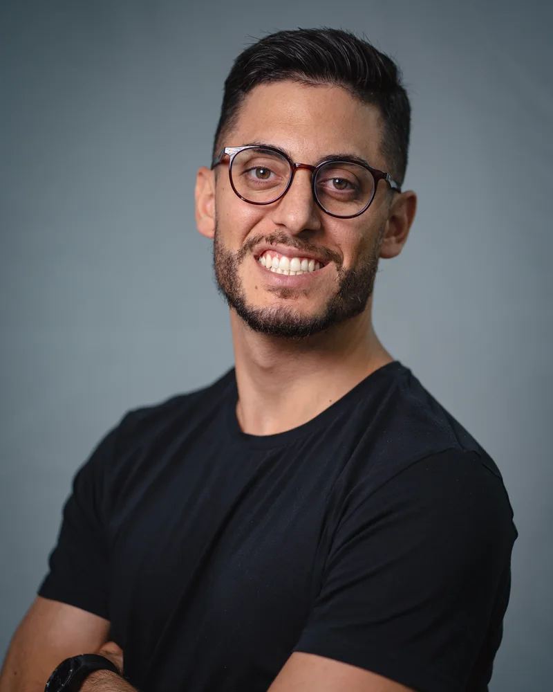 Eduardo Dutra, criador do AltaReceita, de braços cruzados e sorrindo.